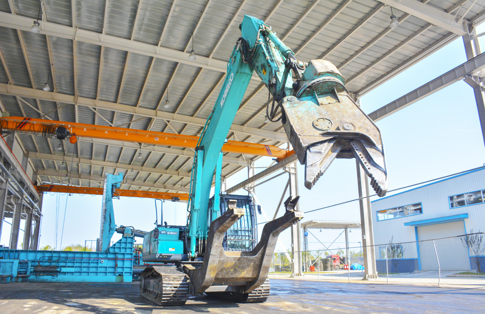 北京市汽車解體廠引進挖掘機設備!