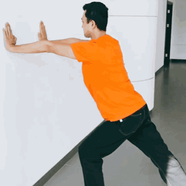 老年人鍛煉推墻操 老年人鍛煉推墻操