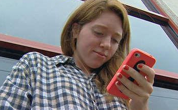 關節損傷動作低頭看手機