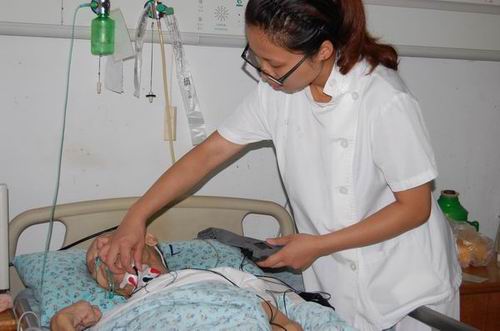 很多腦梗后遺癥的患者，因為神經損傷造成吞咽障礙，無法自主進食或者進食困難，容易引起誤吸引起嚴重后果。因此為了避免吞咽障礙引起的誤吸等嚴重后果，醫生往往建議患者采用胃管鼻飼來輔助進食，那么腦梗吞咽障礙患者用到的胃管鼻飼是什么？還有哪些病人需要用到？